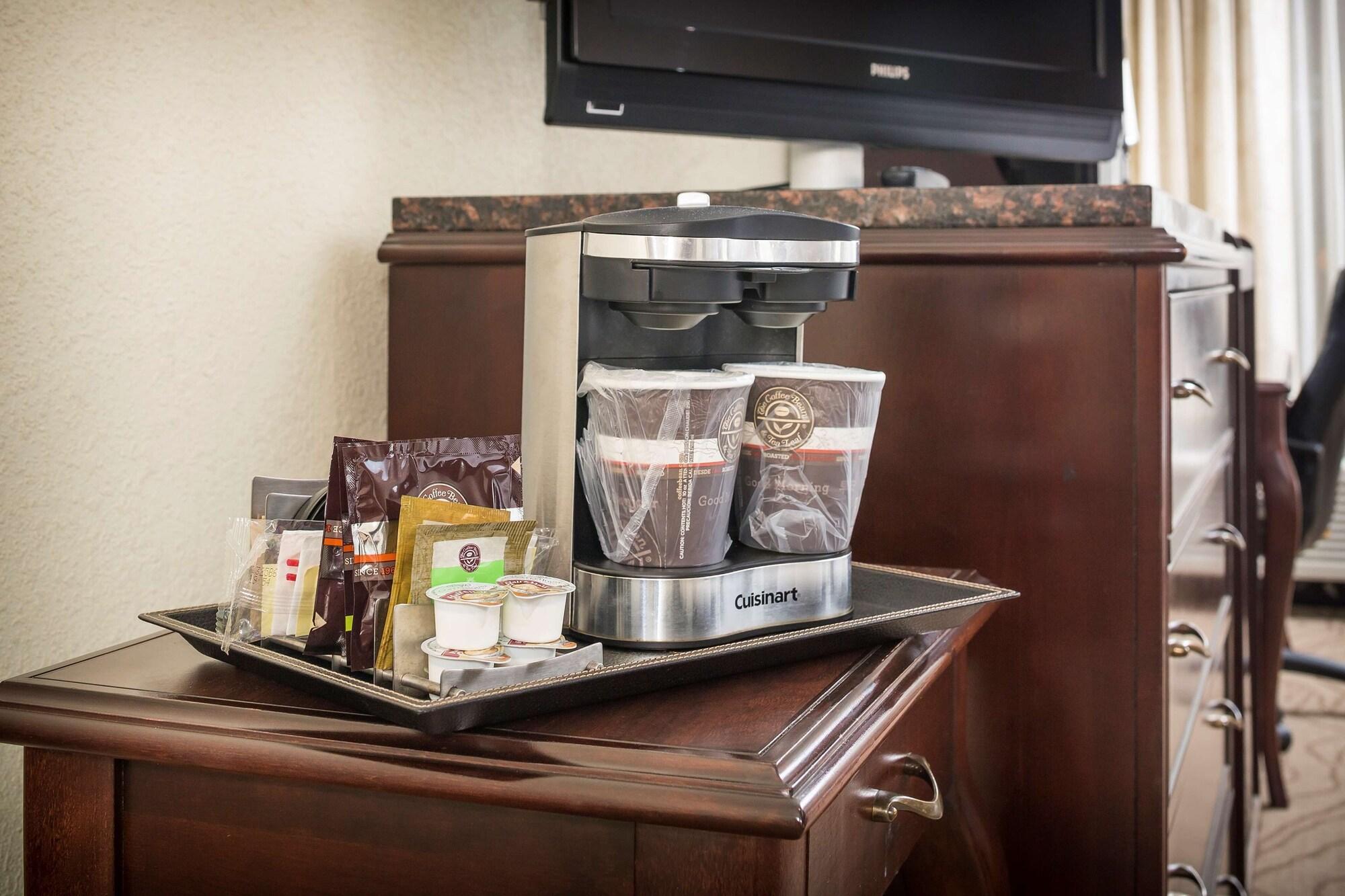 Отель Doubletree By Hilton Boston-Милфорд Экстерьер фото
