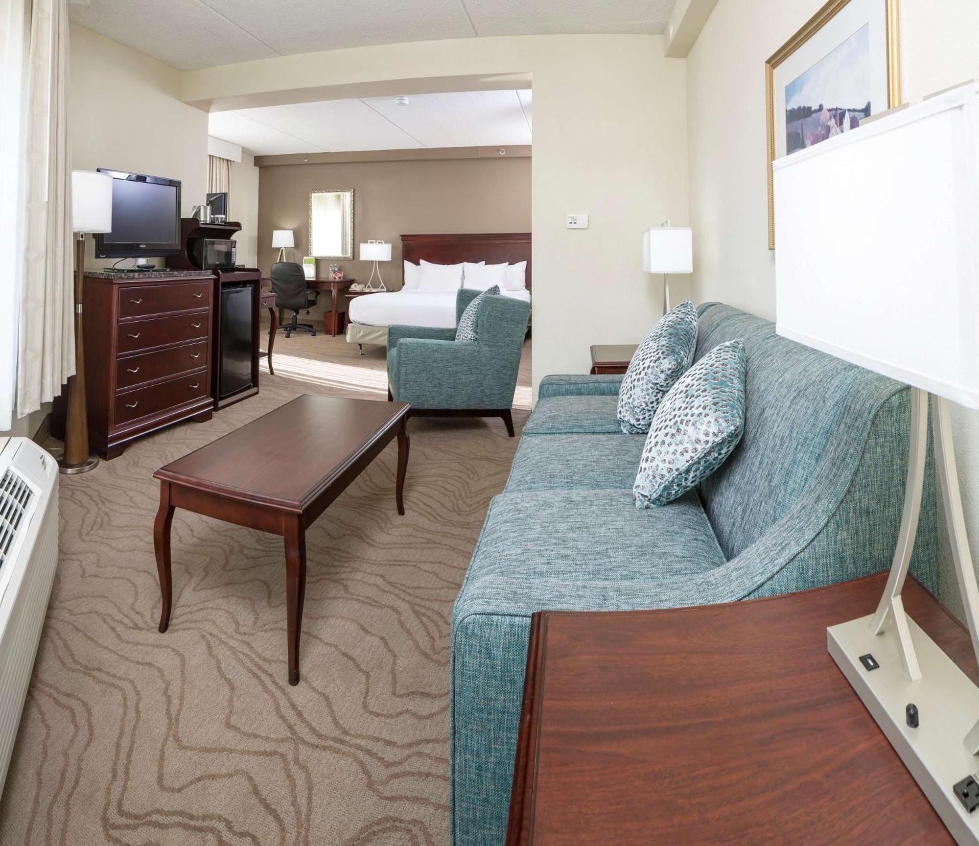 Отель Doubletree By Hilton Boston-Милфорд Экстерьер фото