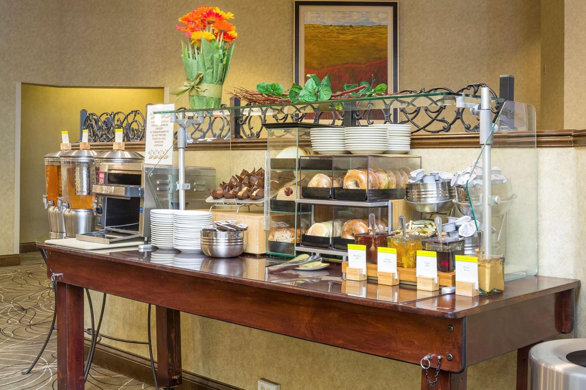 Отель Doubletree By Hilton Boston-Милфорд Экстерьер фото