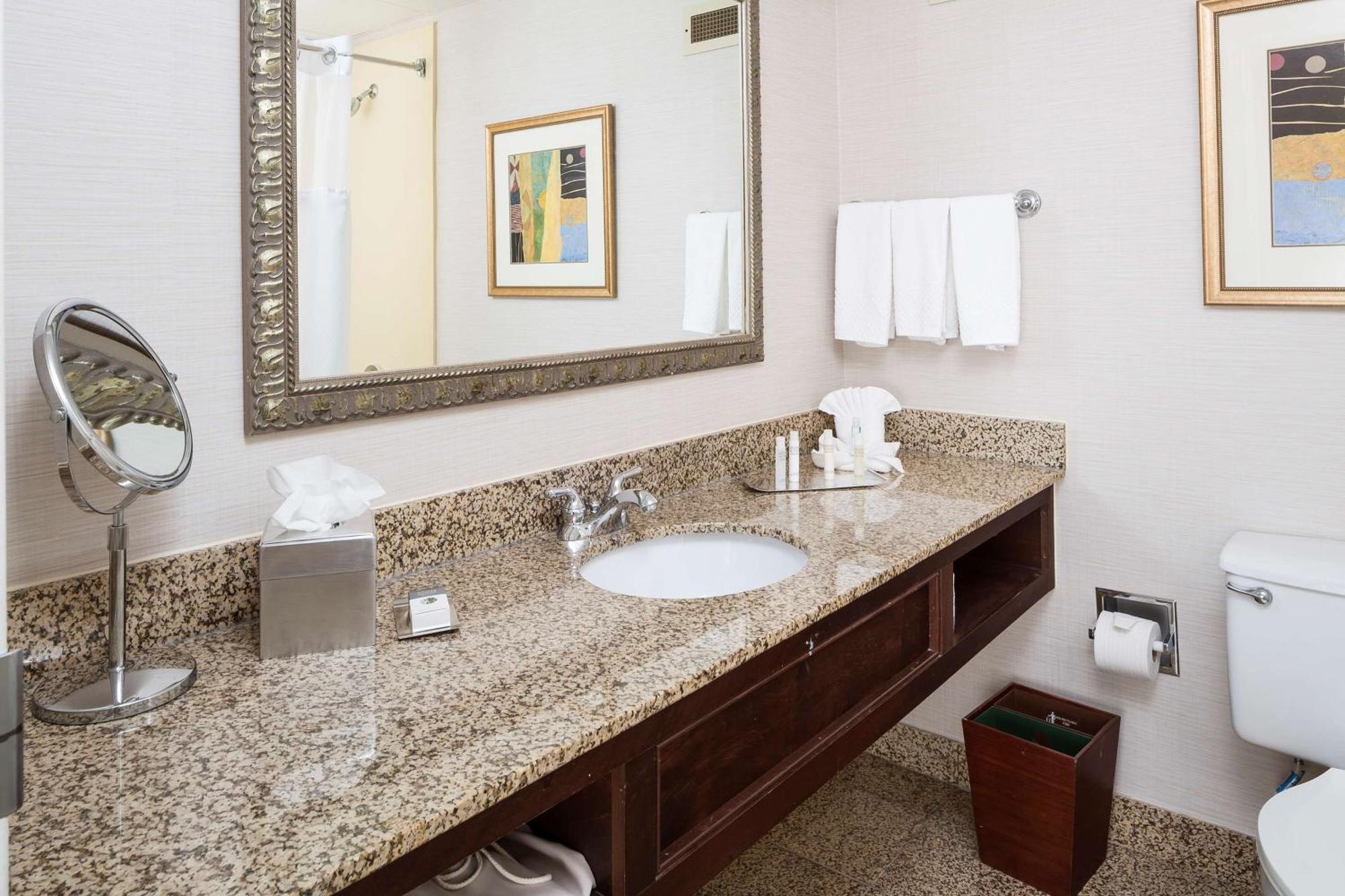 Отель Doubletree By Hilton Boston-Милфорд Экстерьер фото